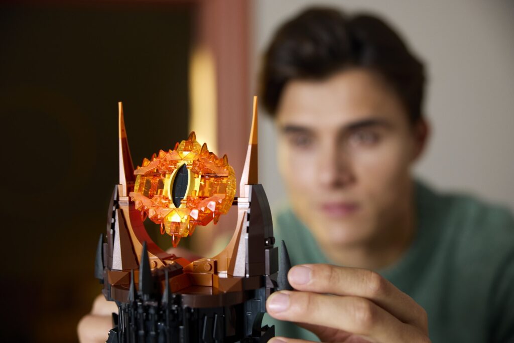 lego icons 10333 barad dûr lifestyle (3)