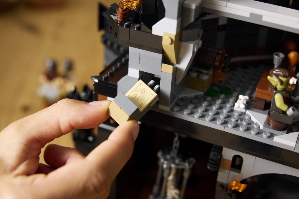 lego icons 10333 barad dûr lifestyle (4)