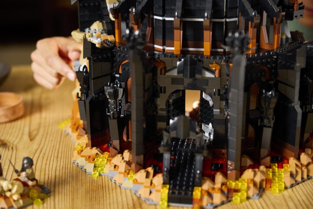 lego icons 10333 barad dûr lifestyle (7)
