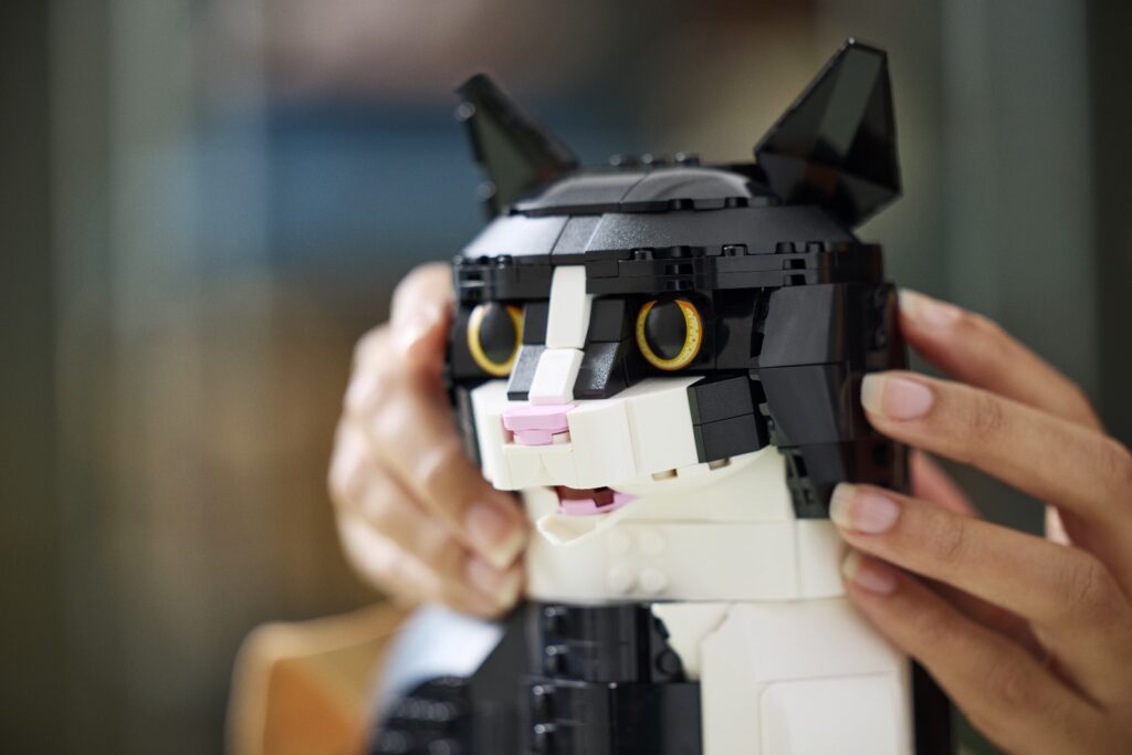 lego ideas 21349 tuxedo cat (11)