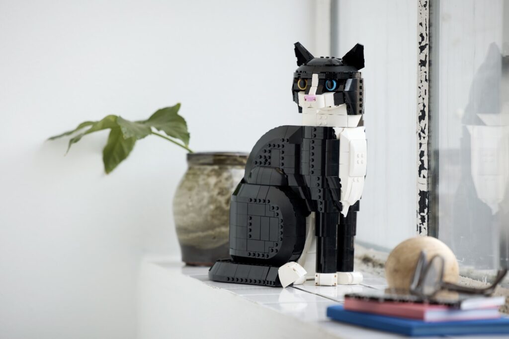 lego ideas 21349 tuxedo cat (6)