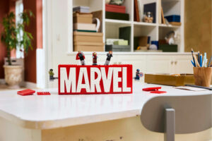 lego 76313 marvel logo marvel z minifigurkami lifestyle 4