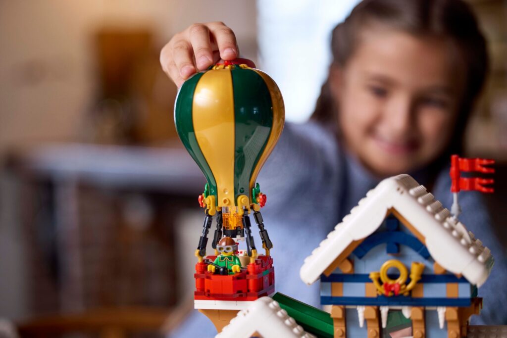 lego icons 10339 santa's post office lifestyle (11)