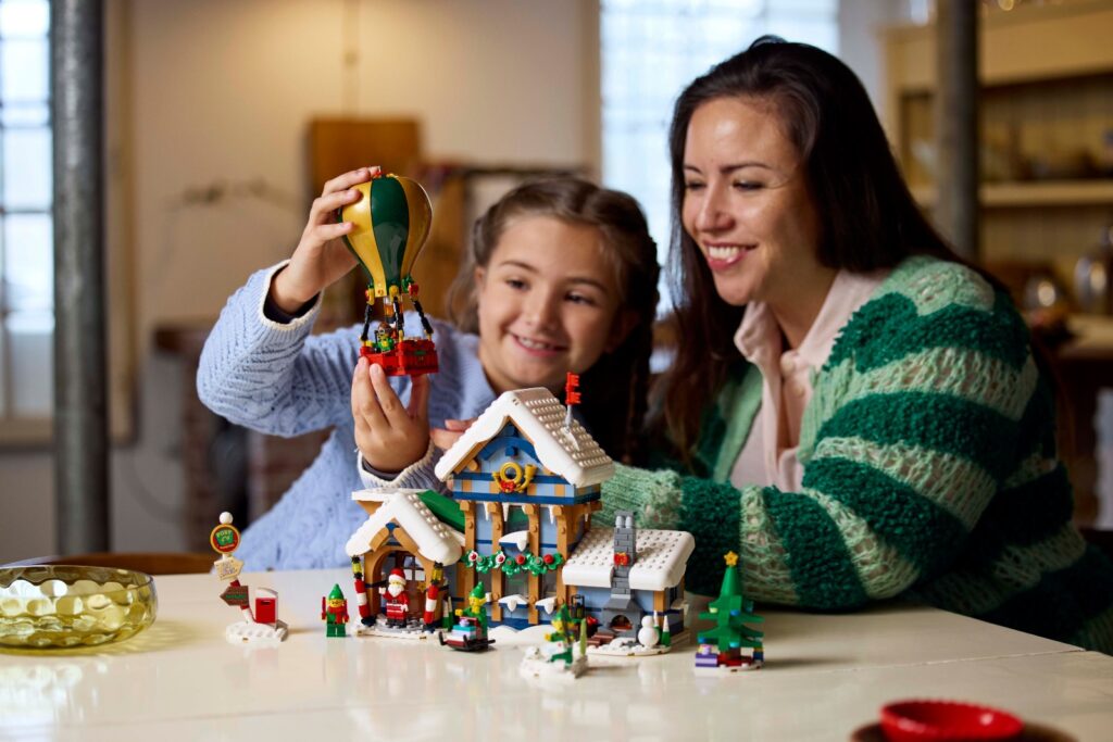 lego icons 10339 santa's post office lifestyle (12)