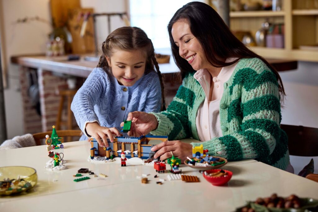 lego icons 10339 santa's post office lifestyle (4)