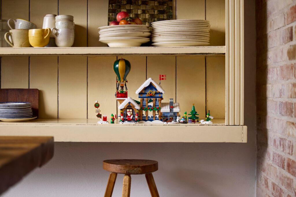 lego icons 10339 santa's post office lifestyle (5)