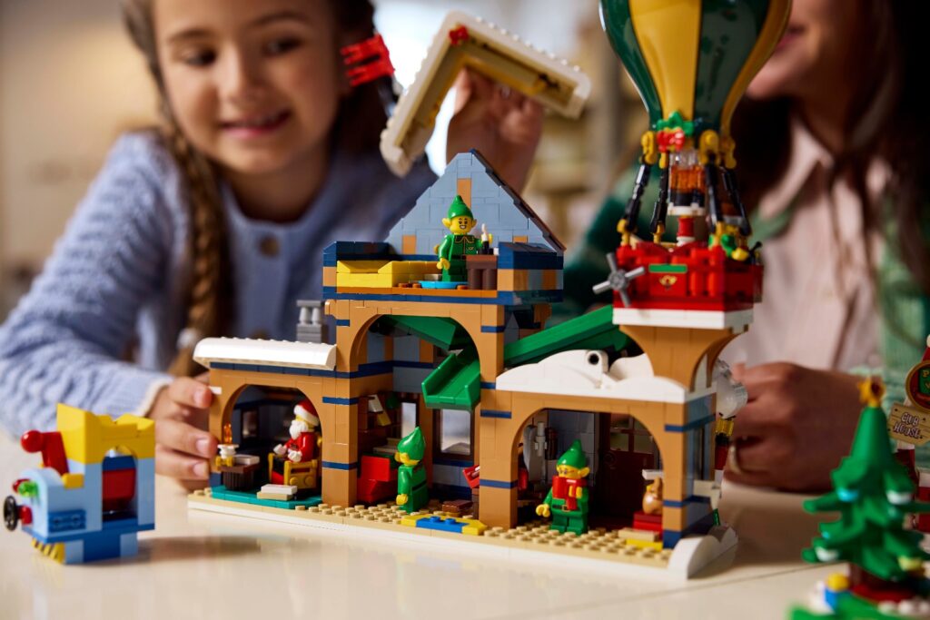 lego icons 10339 santa's post office lifestyle (6)