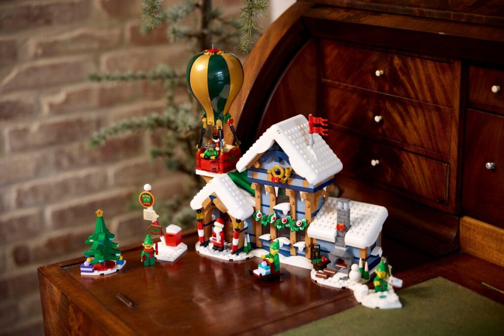 lego icons 10339 santa's post office lifestyle (7)