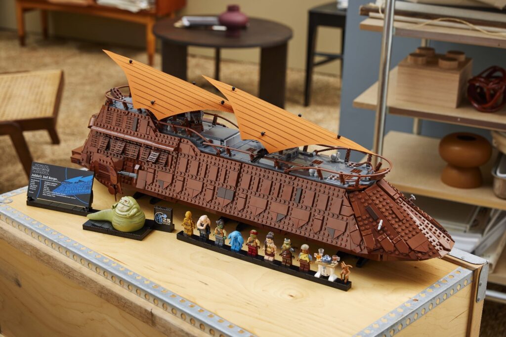 lego star wars 75397 ucs jabba's sail barge lifestyle (4)