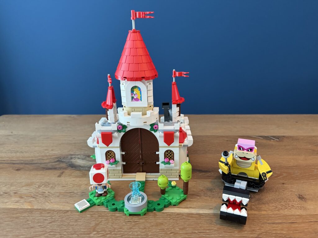 lego super mario 71435 battle with roy at peach's castle00004