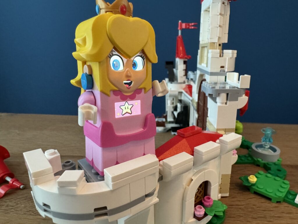 lego super mario 71435 battle with roy at peach's castle00015