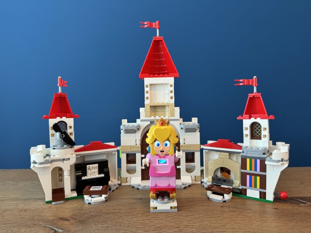 lego super mario 71435 battle with roy at peach's castle00016