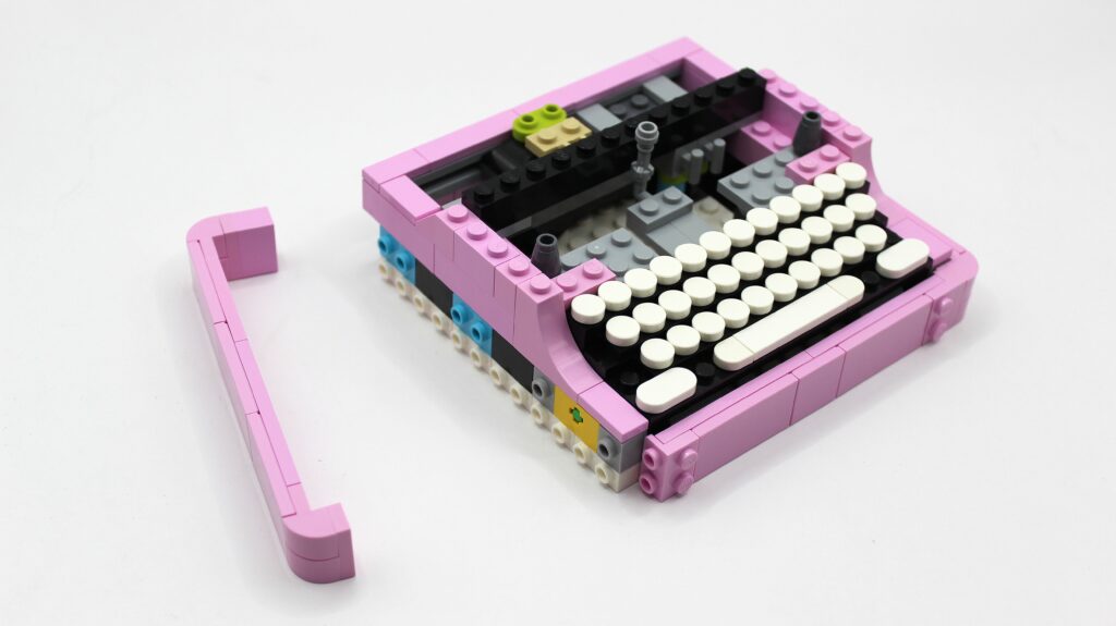 lego 31167 typewriter with flowers 08