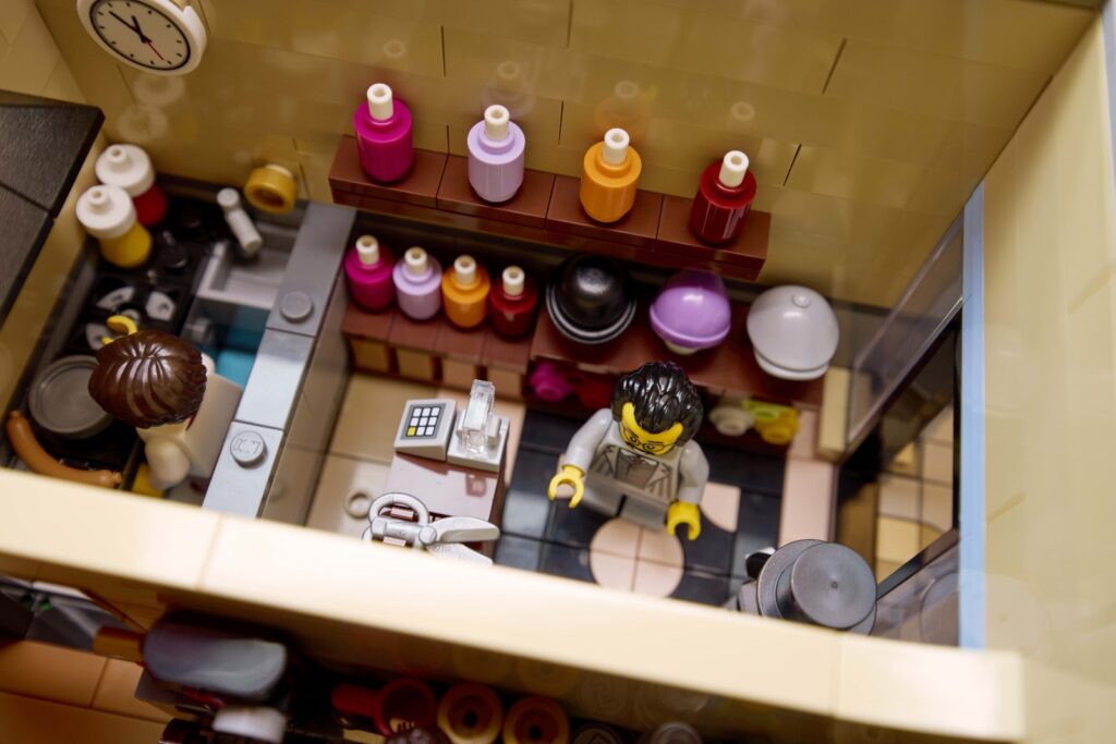 lego icons 10350 tudor corner (5)