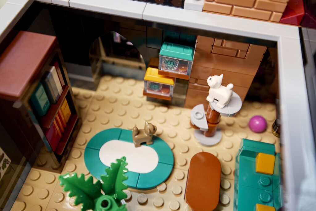 lego icons 10350 tudor corner (8)