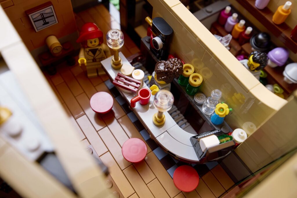 lego icons 10350 tudor corner (9)