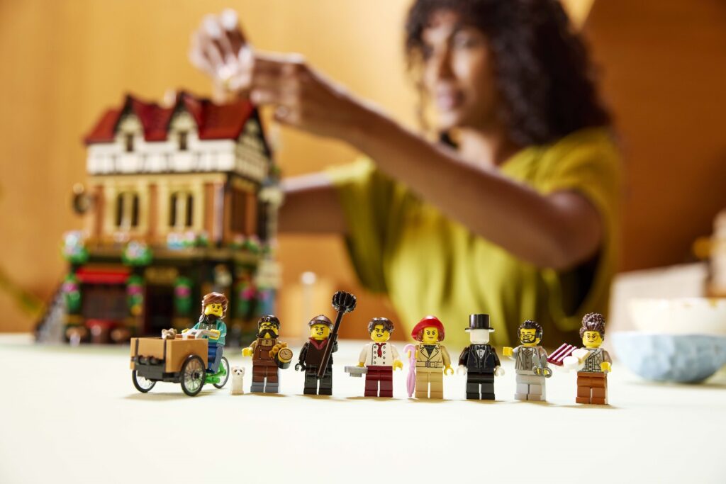 lego icons 10350 tudor corner lifestyle (1)