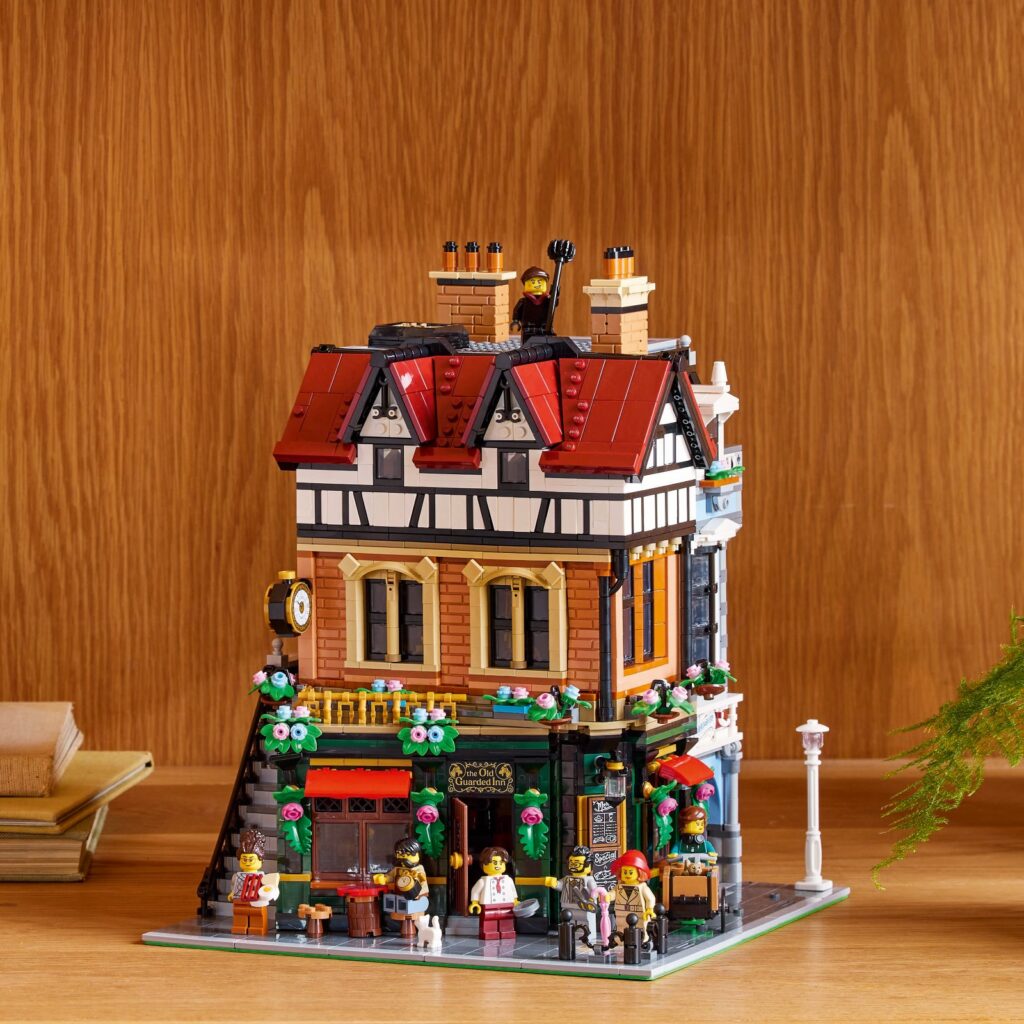 lego icons 10350 tudor corner lifestyle (10)