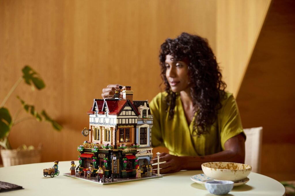 lego icons 10350 tudor corner lifestyle (12)