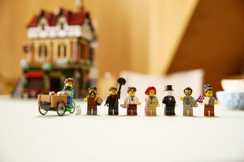 lego icons 10350 tudor corner lifestyle (13)