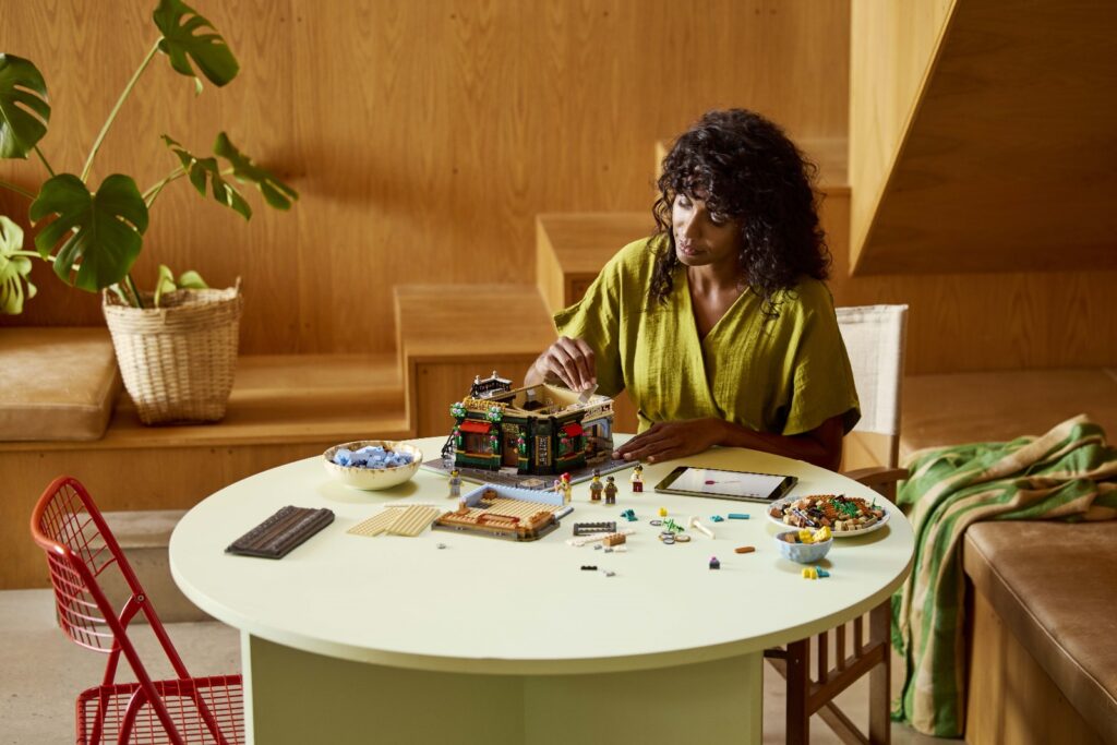 lego icons 10350 tudor corner lifestyle (7)