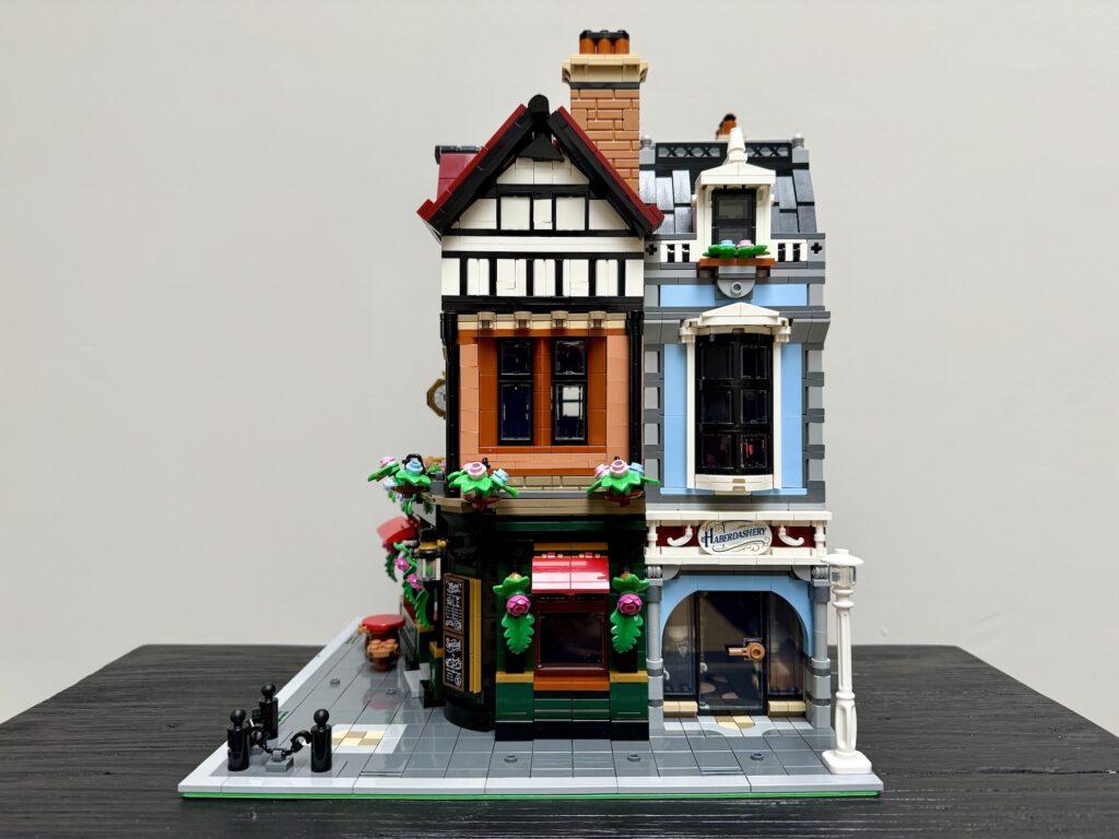 lego icons 10350 tudor corner streetview00014