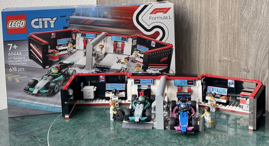 [Review] LEGO City 60444 F1 Garage & Mercedes-AMG & Alpine Cars – waar is de krik?