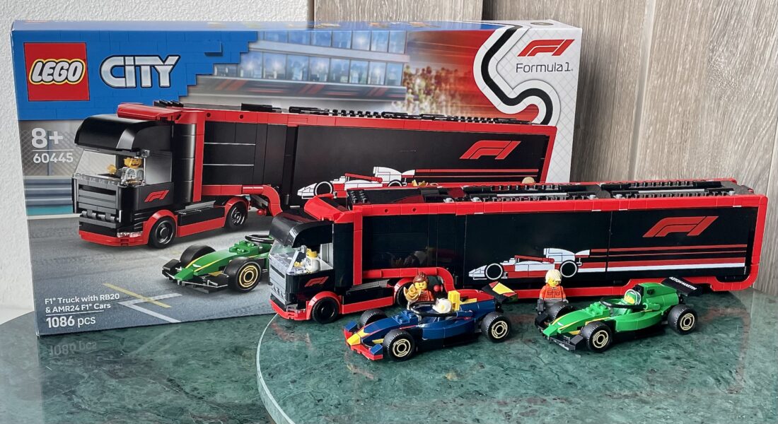 [Review] LEGO City 60445 F1 Truck with RB20 & AMR24 F1 Cars – ga mee op pad met de F1 karavaan.