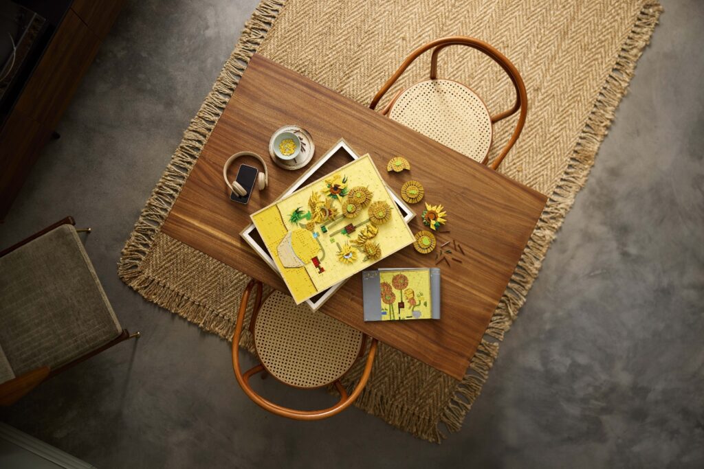 lego art 31215 vincent van gogh sunflowers lifestyle (4)