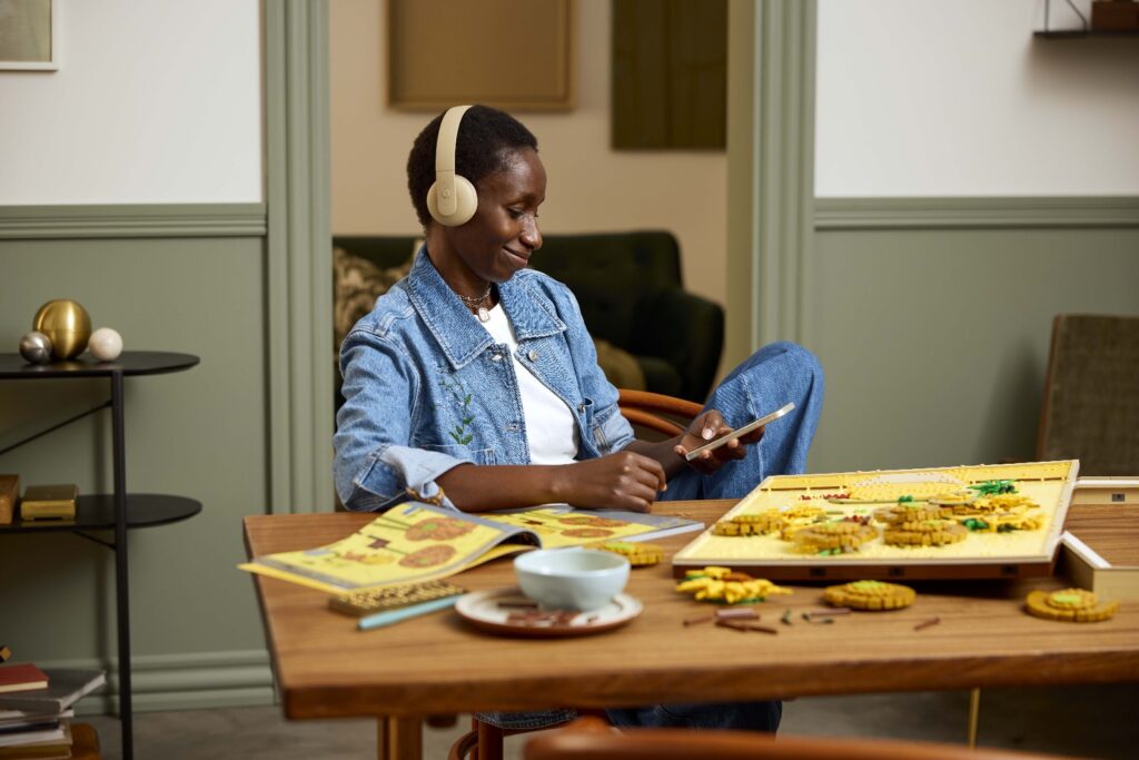 lego art 31215 vincent van gogh sunflowers lifestyle (8)