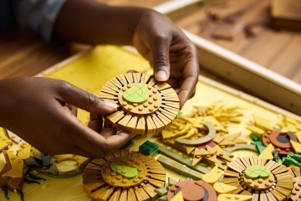 lego art 31215 vincent van gogh sunflowers lifestyle (9)