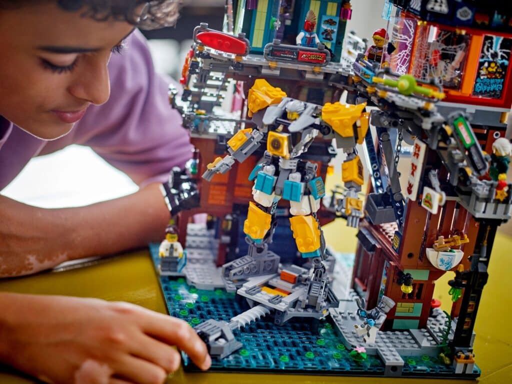 lego ninjago 71837 ninjago city workshops lifestyle (3)