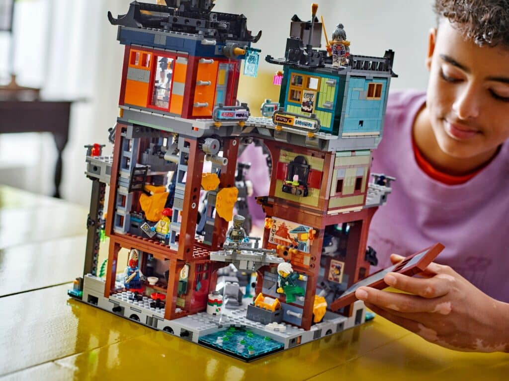 lego ninjago 71837 ninjago city workshops lifestyle (4)