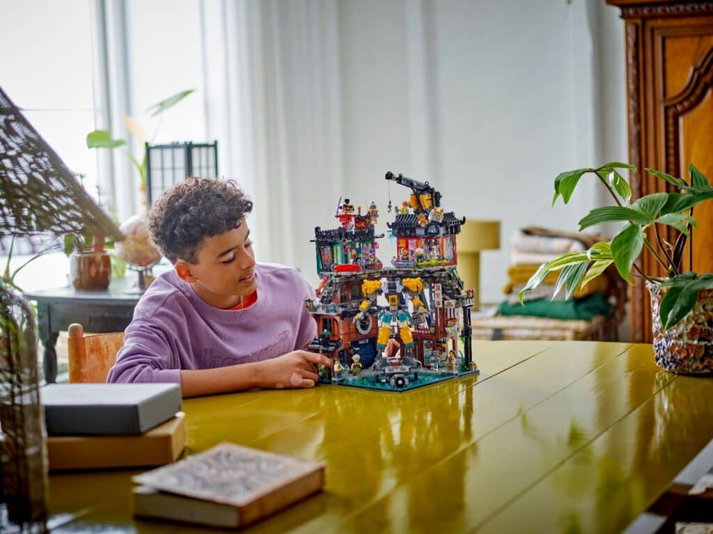 lego ninjago 71837 ninjago city workshops lifestyle (5)