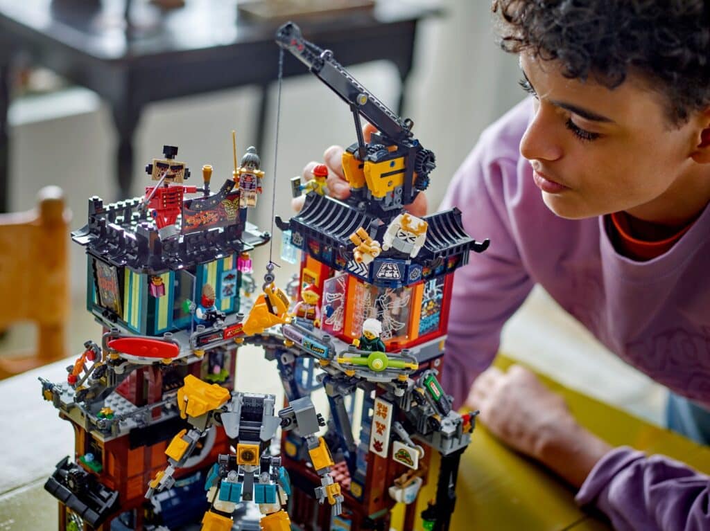 lego ninjago 71837 ninjago city workshops lifestyle (6)