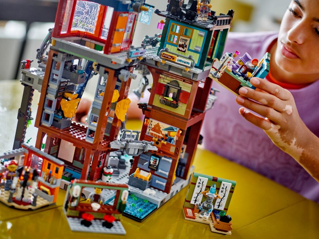 lego ninjago 71837 ninjago city workshops lifestyle (7)