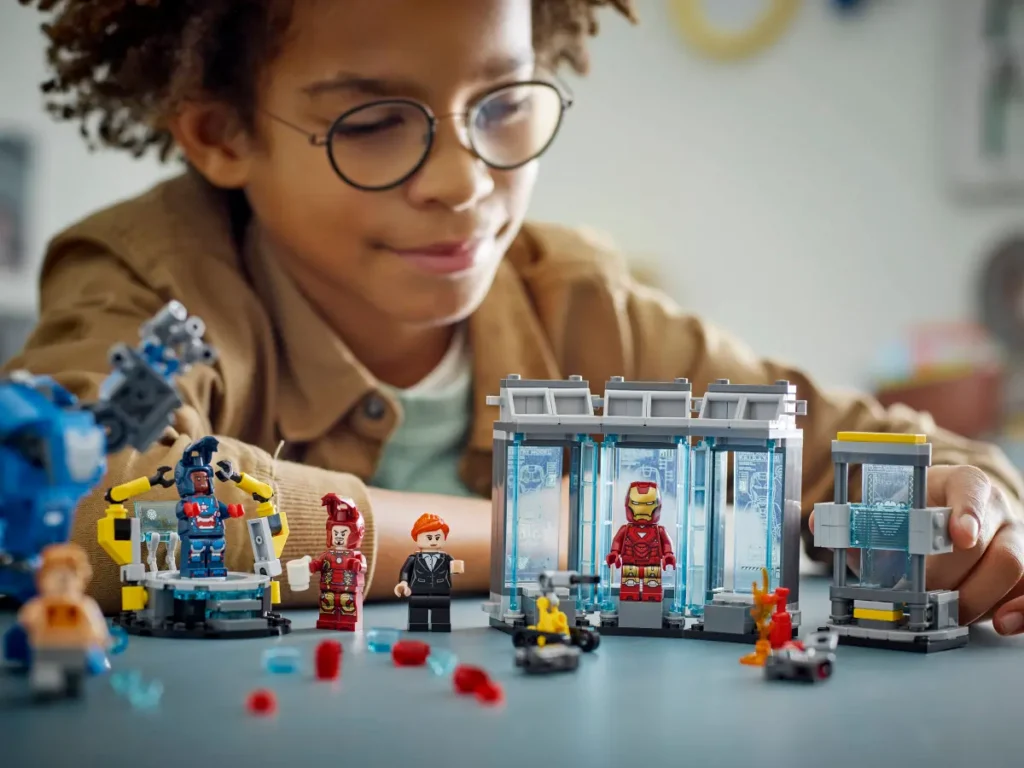 lego marvel 76315 iron man’s laboratory hall of armor (2)