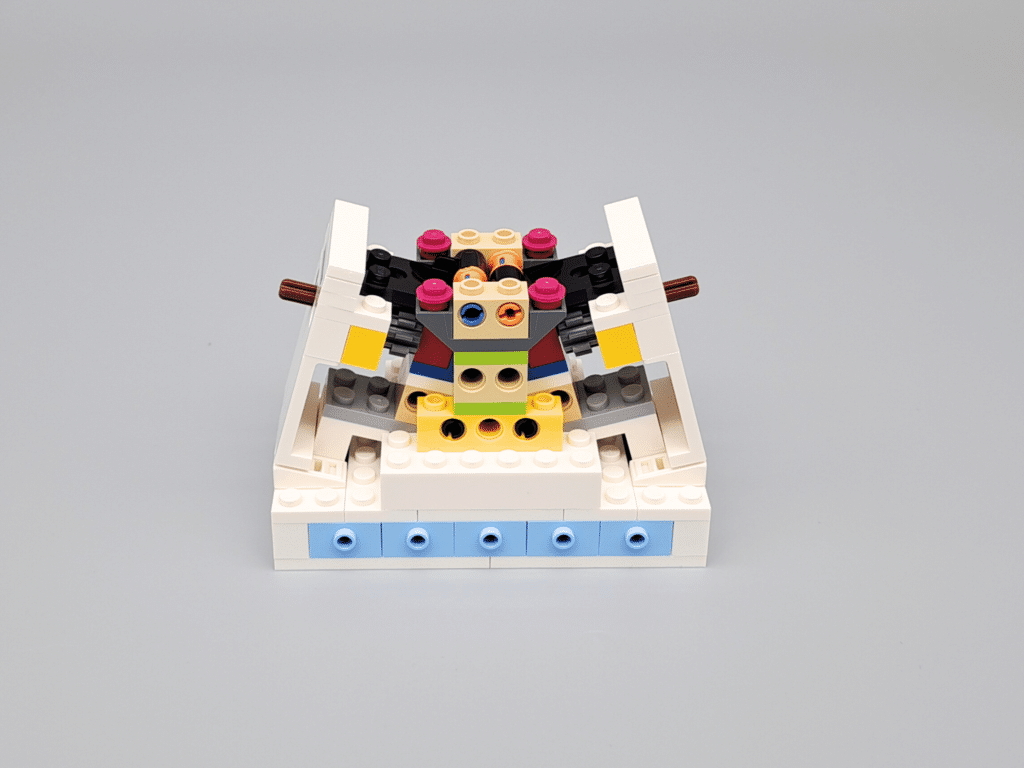 [review] lego 40819 up scaled racing driver minifigure (1)