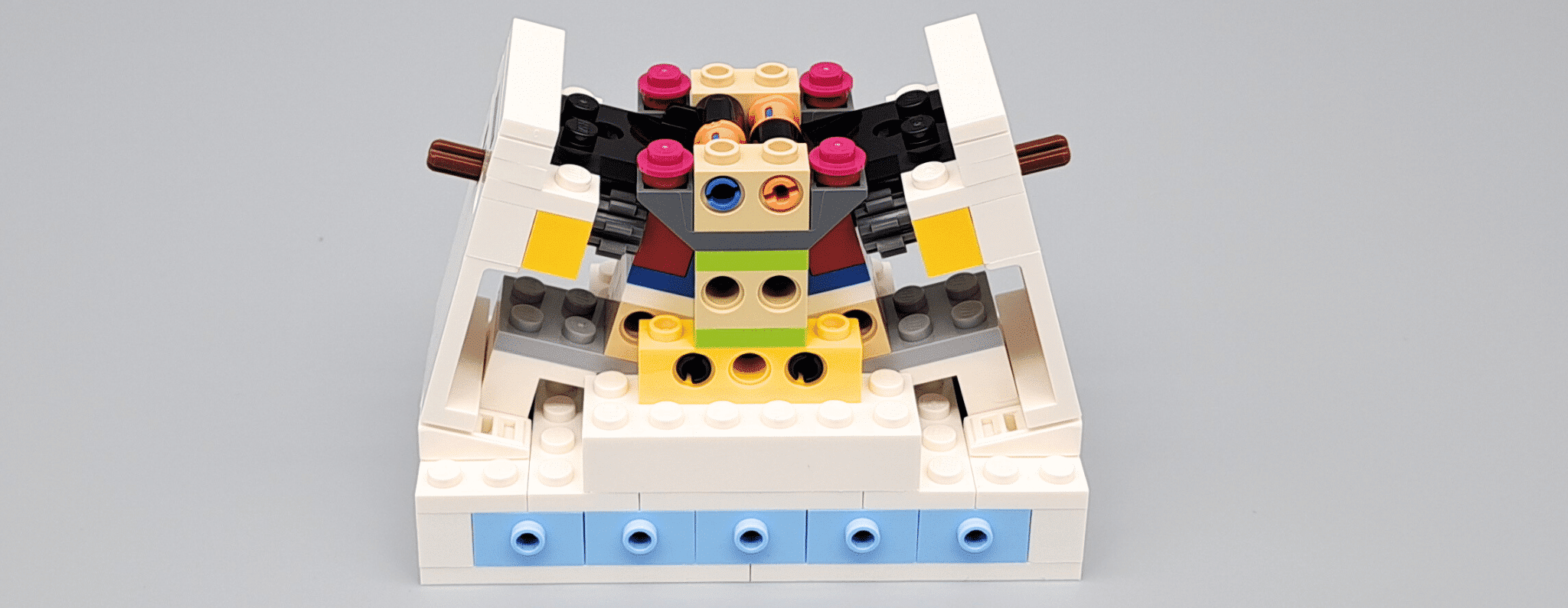 [review] lego 40819 up scaled racing driver minifigure (1)