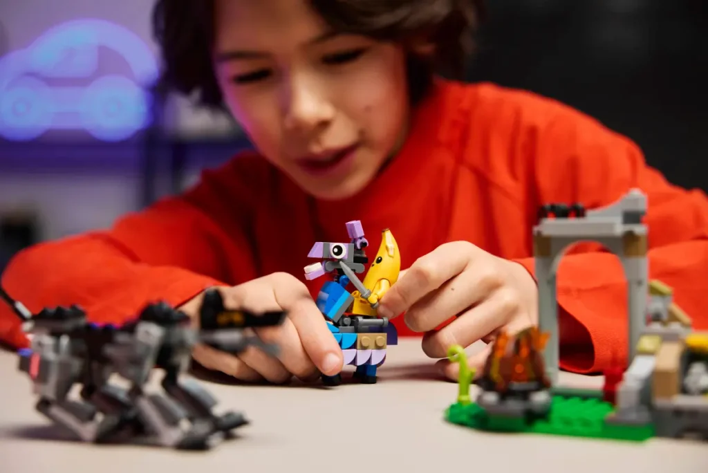 lego fortnite 77075 peely & sparkplug’s camp (2)