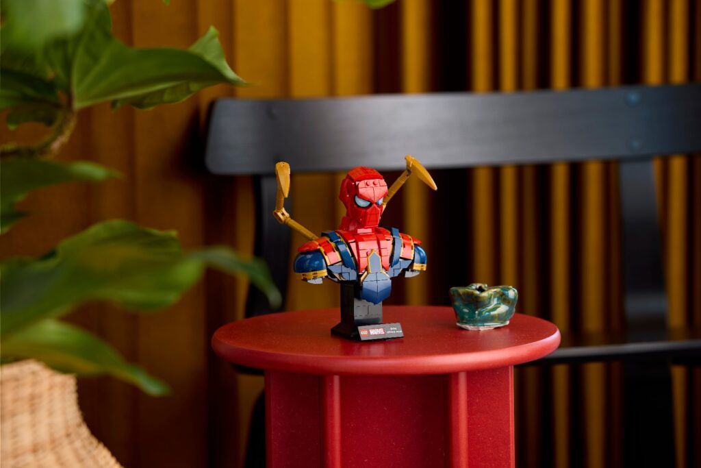 lego marvel 76326 iron spider man bust lifestyle (1)