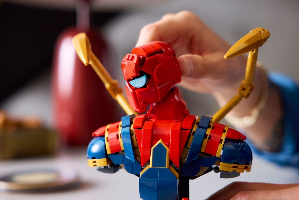 lego marvel 76326 iron spider man bust lifestyle (2)