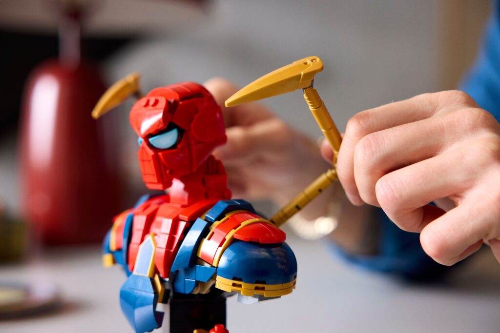 lego marvel 76326 iron spider man bust lifestyle (3)
