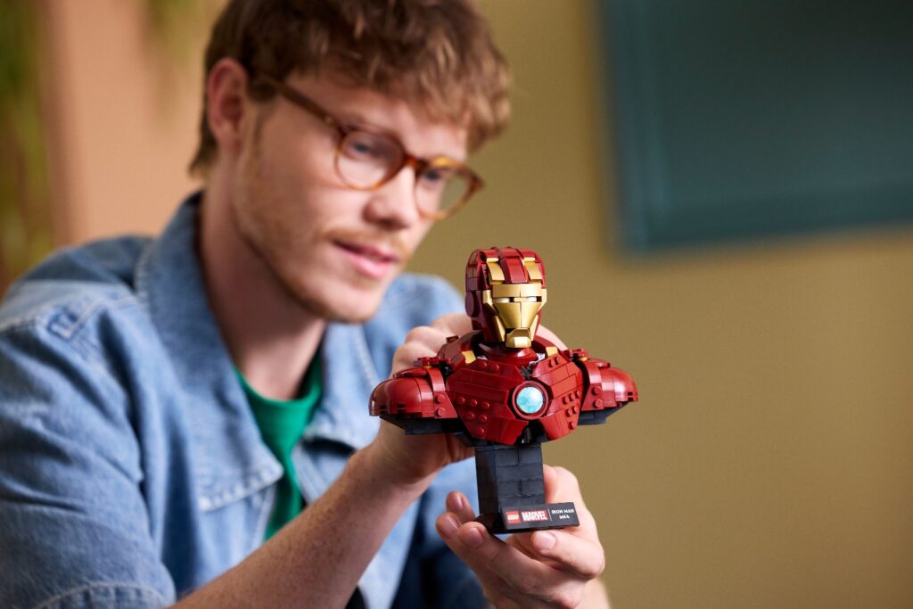 lego marvel 76327 iron man mk4 bust lifestyle (3)