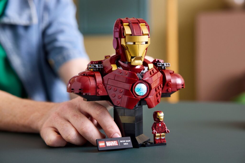 lego marvel 76327 iron man mk4 bust lifestyle (7)