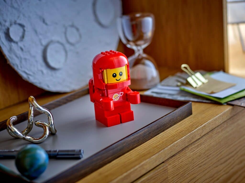 lego 40767 up scaled baby astronaut (5)