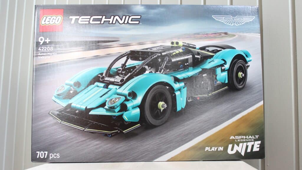 lego technic 42208 aston martin valkyrie 01