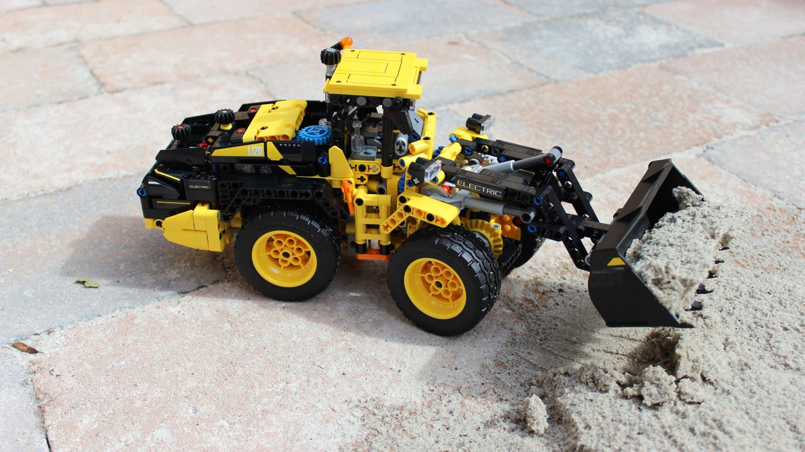[Review] LEGO Technic 44209 Volvo L120 Electric Wheel Loader – emissie-loze krachtpatser?