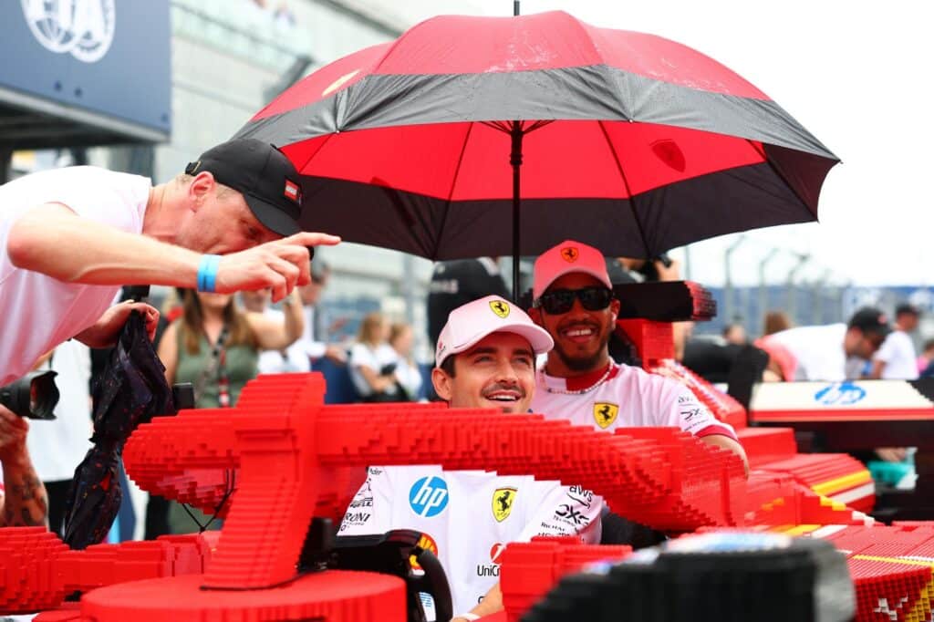 rijdende levensgrote lego formule 1 auto’s (1)