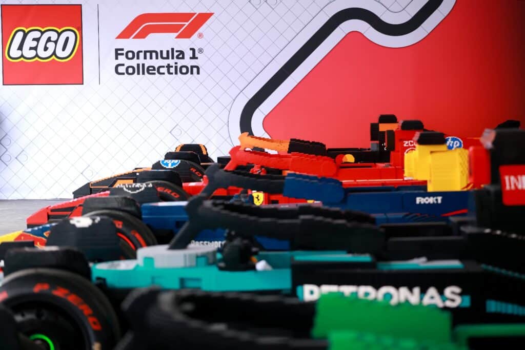 rijdende levensgrote lego formule 1 auto’s (2)